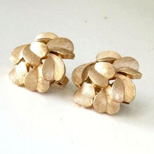 Vintage Crown Trifari Clip-On Earrings – Gold Tone Heart-Shaped Leaf Design